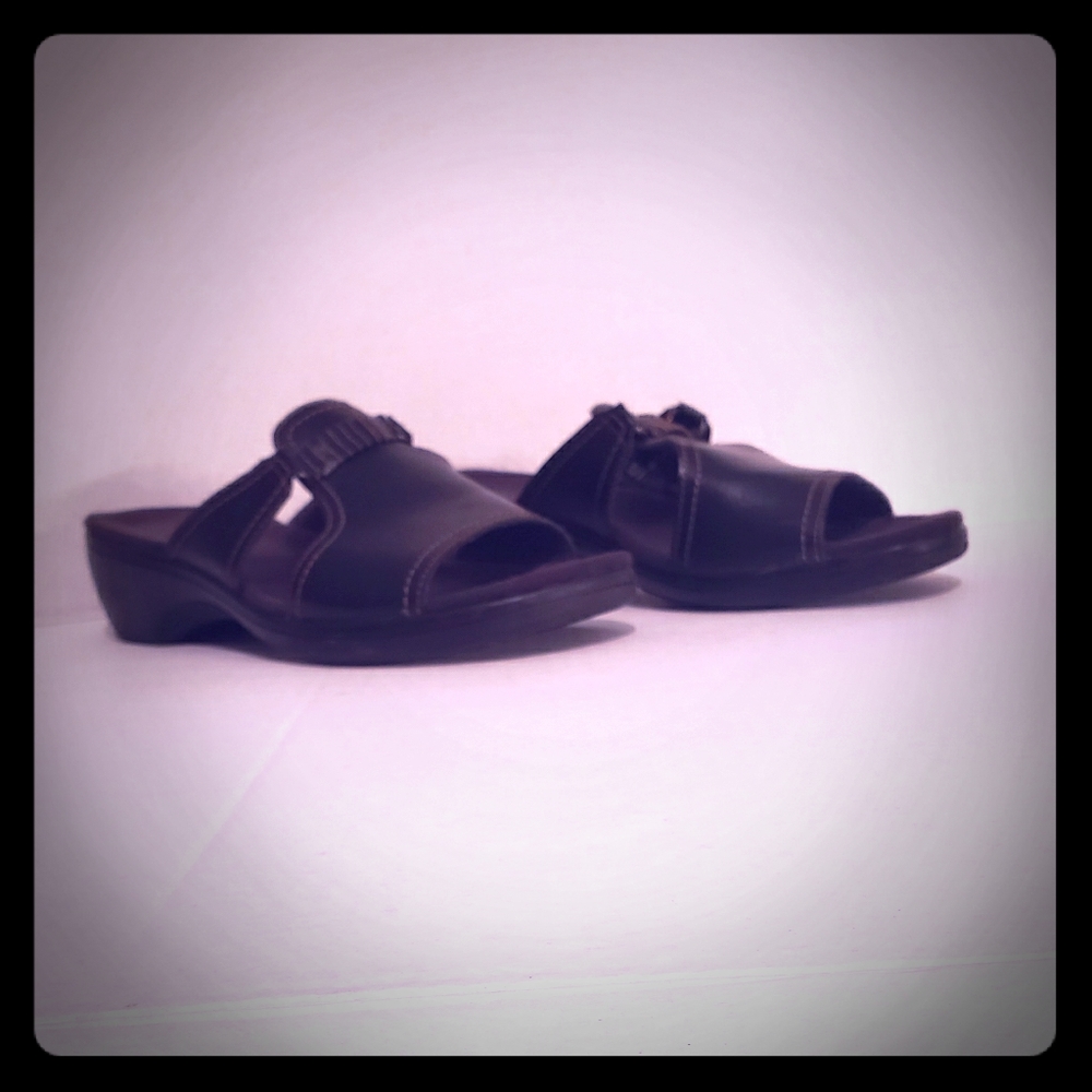 Clarks-Slide on sandals